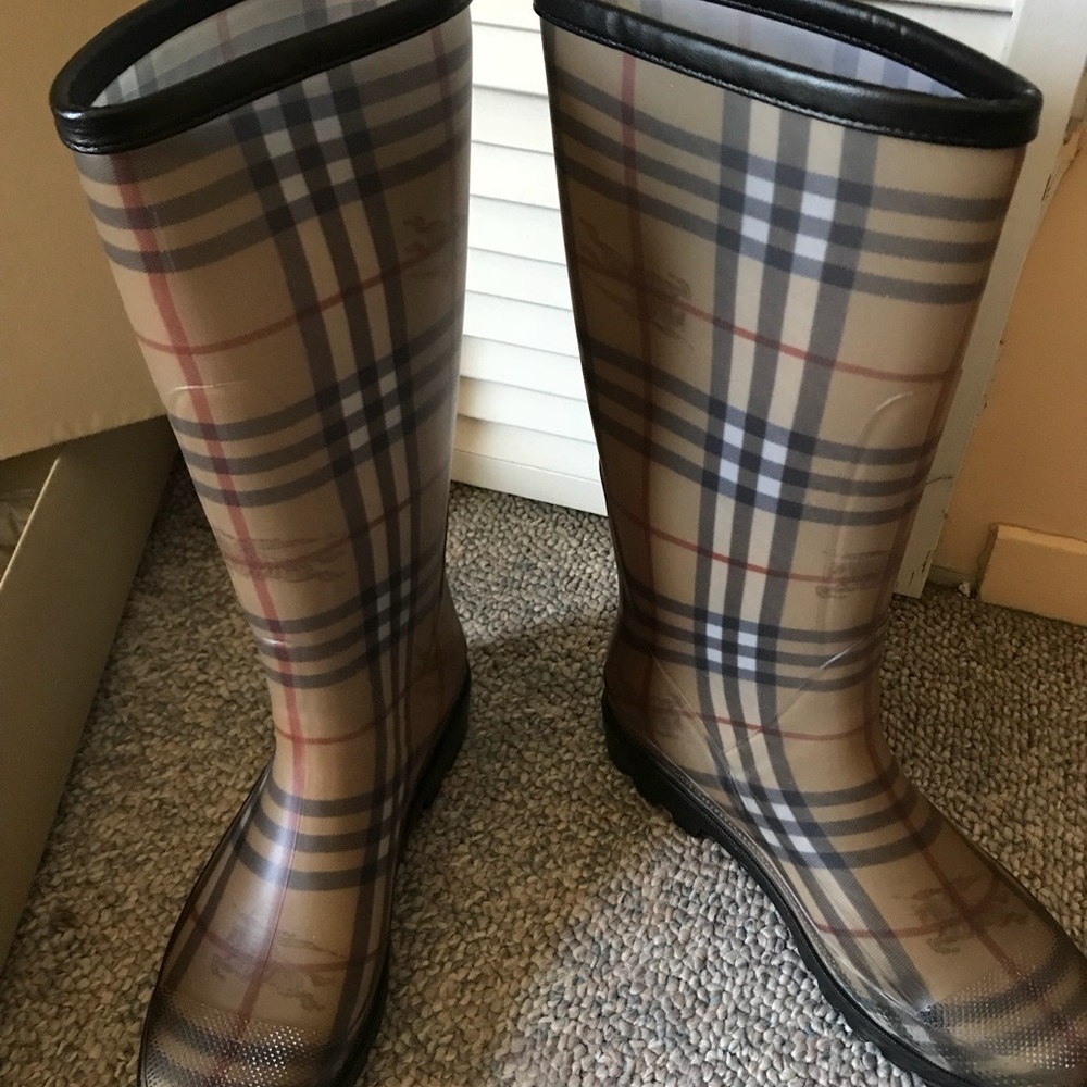 Burberry rain boots size 9